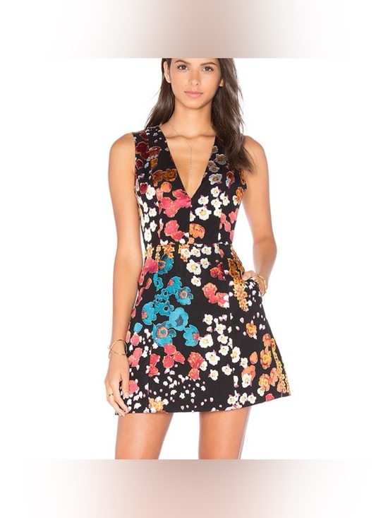 Alice + Olivia Dresses & Skirts - Alice + Olivia‎ Patty V Neck Dress size xs